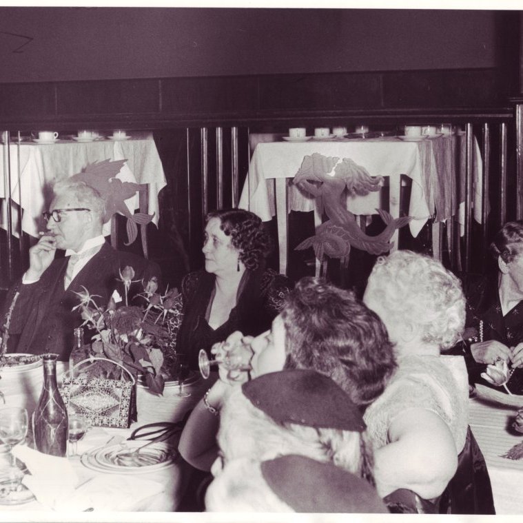 Kvöldverður á vegum Sjálfstæðiskvenna – við hlið Ólafs Thors er María Maack, en til hægri er Guðrún Jónassen kaupkona að tala við Auði Auðuns.