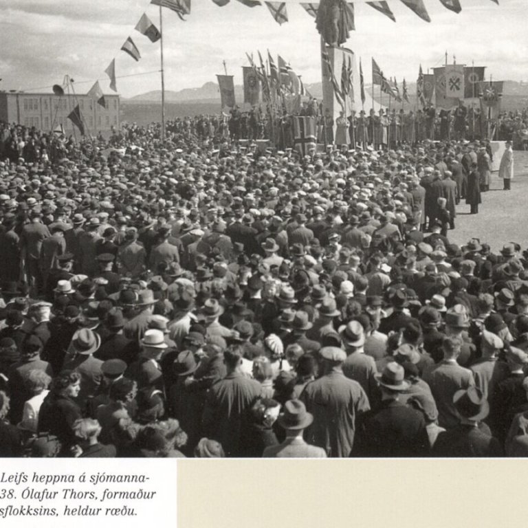 Á sjómannadaginn 1938. Ólafur Thors heldur ræðu á Skólavörðuholti.
