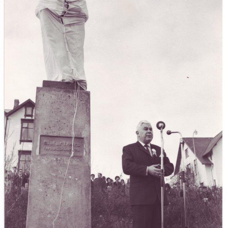 Bjarni Benediktsson heldur ávarp við afhjúpun styttu Sigurjóns Ólafssonar af Ólafi Thors.