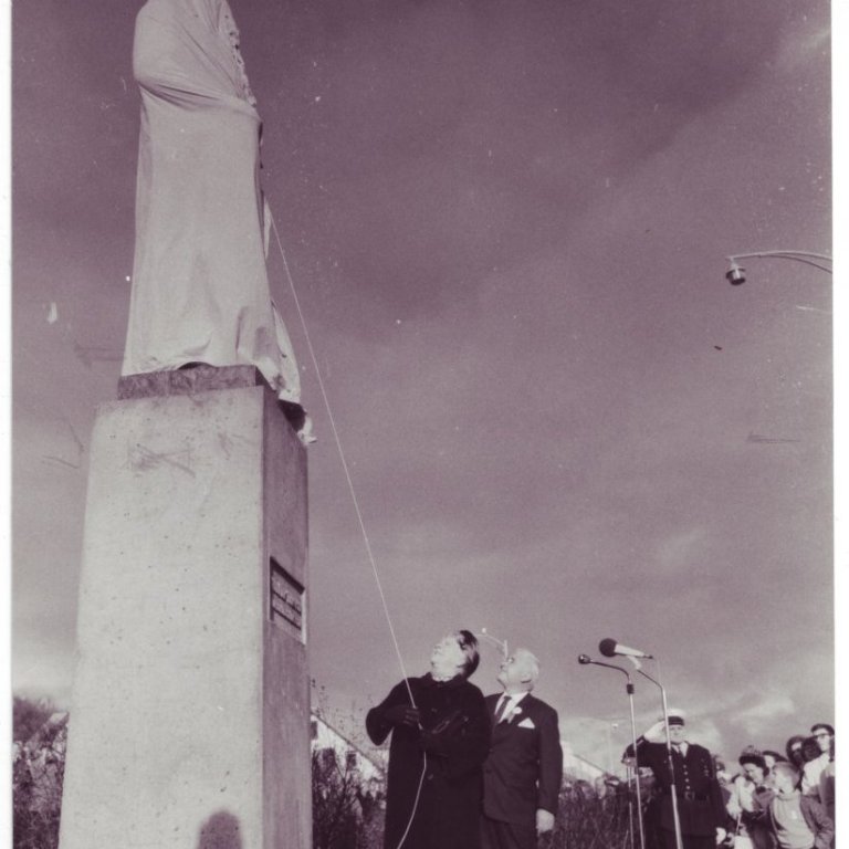 Ingibjörg Thors og Bjarni Benediktsson við afhjúpun styttu af Ólafi Thors.