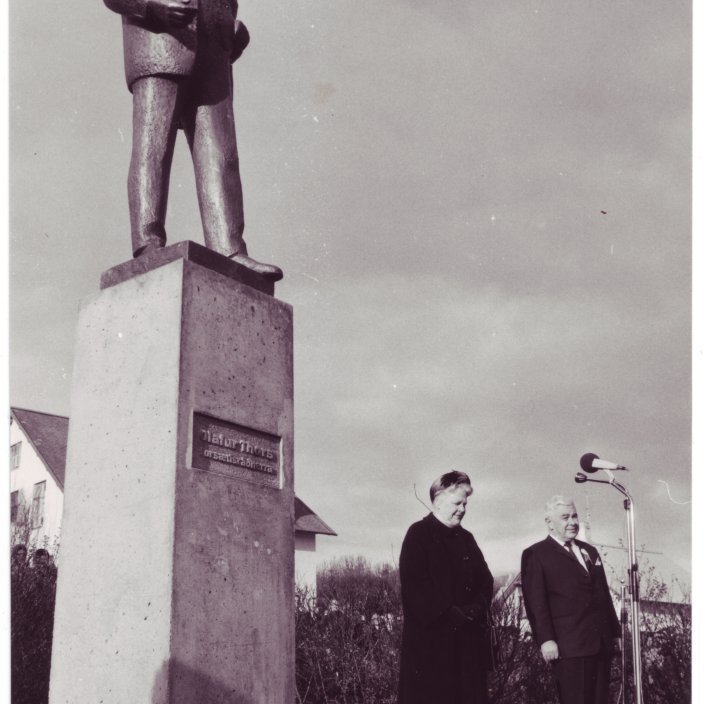 Ingibjörg Thors og Bjarni Benediktsson við afhjúpun styttu af Ólafi Thors.