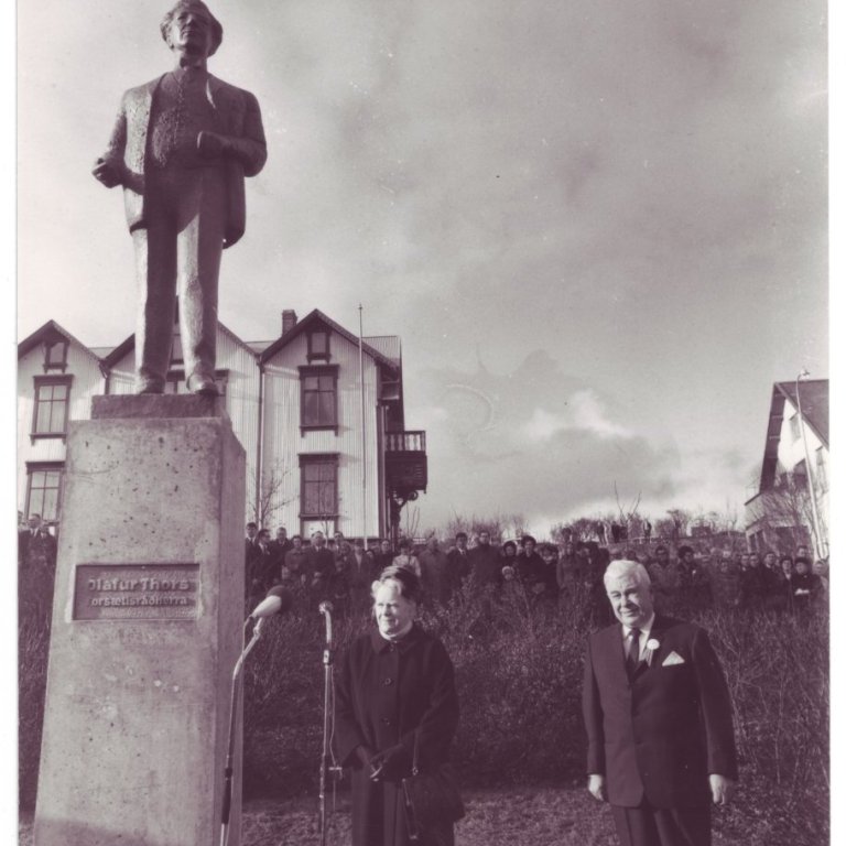 Ingibjörg Thors og Bjarni Benediktsson við afhjúpun styttu af Ólafi Thors.