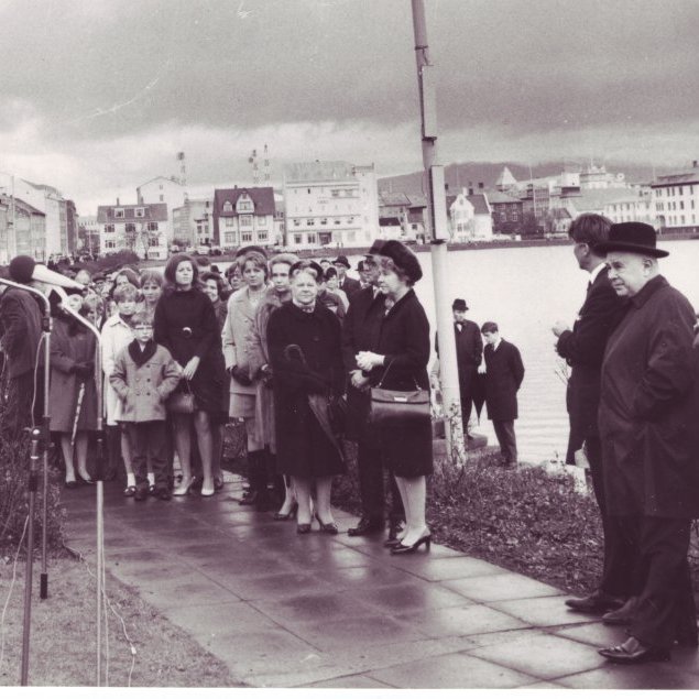Við afhjúpun styttu af Ólafi Thors. Frá hægri: Jóhann Hafstein, Sigríður Björnsdóttir, Bjarni Benediktsson, Marta Thors, Thor Ó. Thors, Ingibjörg Thors, Stefanía Thors, Ólöf Pétursdóttir, Hjördís Gunnarsdóttir, Ólafur Tryggvason Thors og Margrét Þorsteinsdóttir.