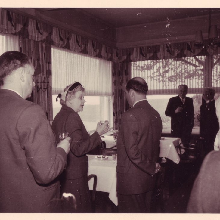 Í opinberri heimsókn til Þýskalands 1958.  Ingibjörg Thors á tali við heimamann,  yst til vinsti er Bjarni Guðmundsson blaðafulltrúi ríkisstjórnarinnar.