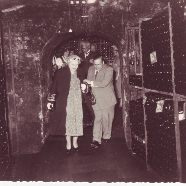 Í opinberri heimsókn til Þýskalands 1958. Ingibjörg Thors á leið að skoða vínkjallara.