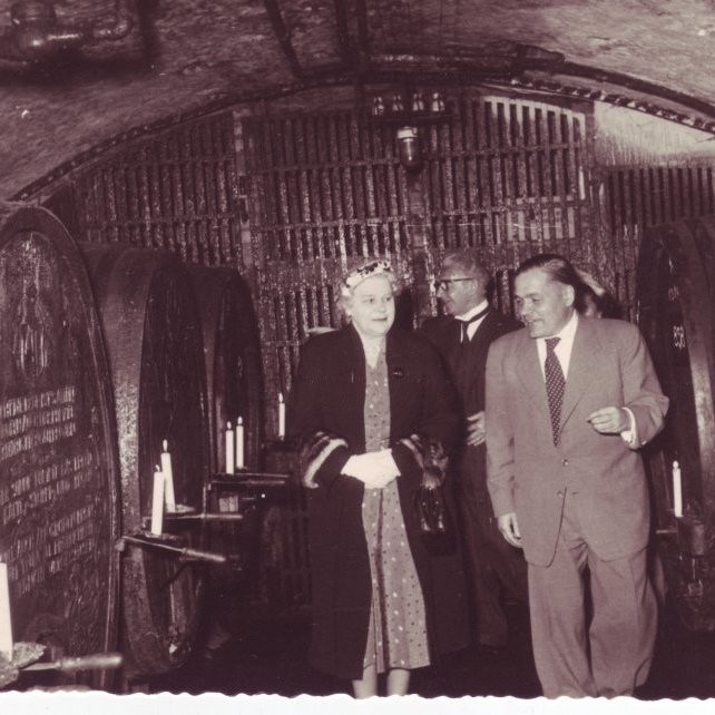 Í opinberri heimsókn til Þýskalands 1958. Ólafur og Ingibjörg Thors skoða vínkjallara.