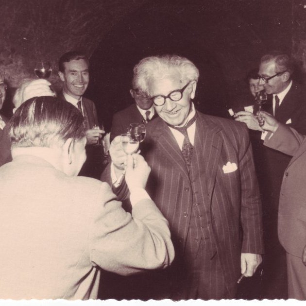 Í opinberri heimsókn til Þýskalands 1958. Ólafur Thors og heimamaður skála.