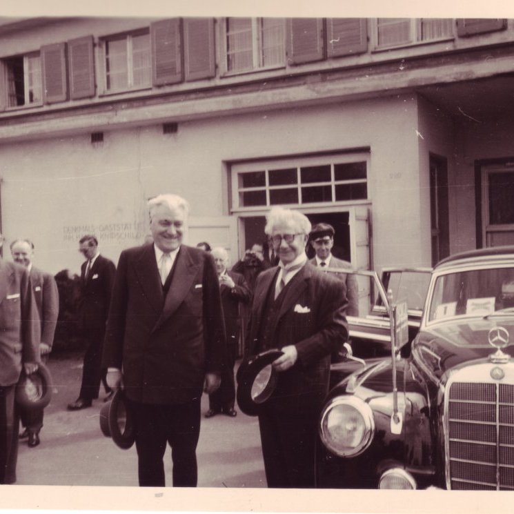 Í opinberri heimsókn til Þýskalands 1958. Ólafur Thors og Kristinn Guðmundsson við bílinn.