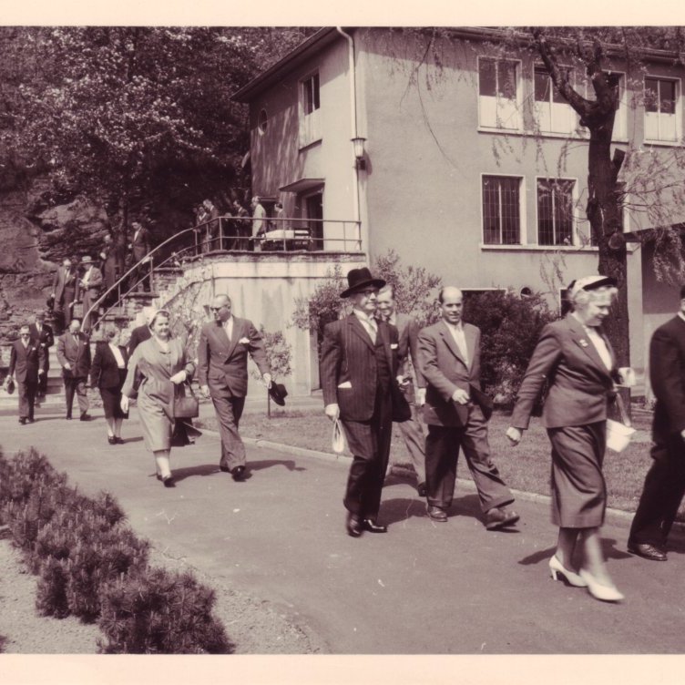 Í opinberri heimsókn til Þýskalands 1958. Ólafur og Ingibjörg ásamt fleirum í skoðunarferð.