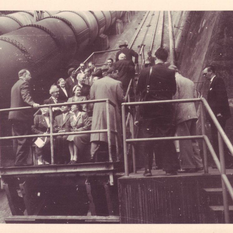 Í opinberri heimsókn til Þýskalands 1958. Ólafur og Ingibjörg ásamt fleirum í skoðunarferð í virkjun.