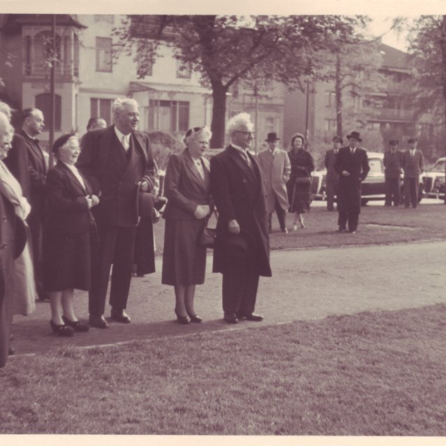 Í opinberri heimsókn til Þýskalands 1958.  Hlýtt á kvennakór.