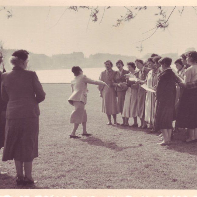 Í opinberri heimsókn til Þýskalands 1958.  Duglegur kórstjóri hvetur sínar konur.