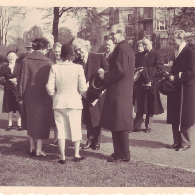 Í opinberri heimsókn til Þýskalands 1958. Kórstjóra þakkað.