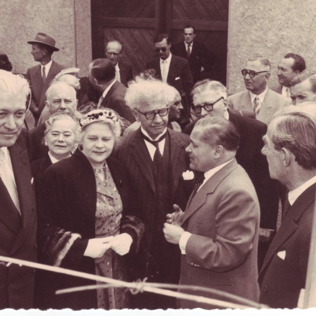 Í opinberri heimsókn til Þýskalands 1958.  Hlýtt á útskýringar gestgjafans. Frá vinstri er Kristinn Guðmundsson sendiherra, bak við hann Birgir Thorlacius ráðuneytisstjóri, Kristján Albertsson, Ólafur og Ingibjörg Thors.