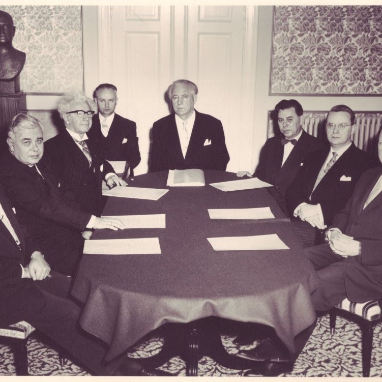 Viðreisnarstjórnin 1959. Frá vinstri: Ingólfur Jónsson, Bjarni Benediktsson, Ólafur Thors (Birgir Thorlacius ríkisráðsritari  og Ásgeir Ásgeirsson forseti) Emil Jónsson, Gylfi Þ. Gíslason, Gunnar Thoroddsen.