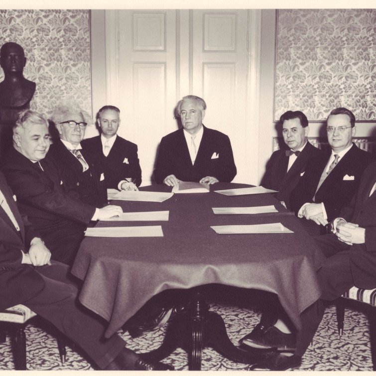 Viðreisnarstjórnin 1959. Frá vinstri: Ingólfur Jónsson, Bjarni Benediktsson, Ólafur Thors (Birgir Thorlacius ríkisráðsritari  og Ásgeir Ásgeirsson forseti) Emil Jónsson, Gylfi Þ. Gíslason, Gunnar Thoroddsen.