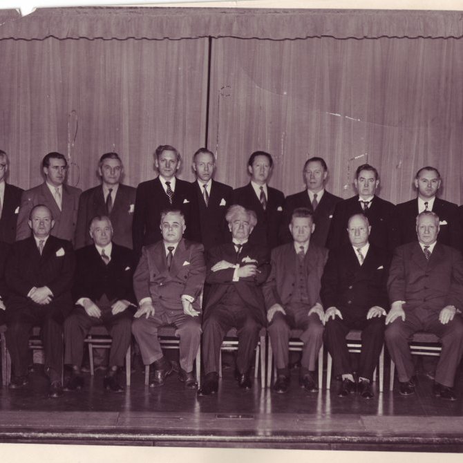 Þingflokkur Sjálfstæðisflokksins. Aftari röð frá vinstri: Jónas Rafnar, Sigurður Óli Ólafsson, Jóhann Hafstein, Jón Kjartansson, Kjartan J. Jóhannsson, Einar Ingimundarson, Gunnar Thoroddsen, Björn Ólafsson, Lárus Jóhannesson, Sigurður Bjarnason frá Vigur, Ingólfur Flygenring, Magnús Jónsson frá Mel. Fremri röð frá vinstri: Ingólfur Jónsson frá Hellu, Sigurður Ágústsson, Gísli Jónsson, Bjarni Benediktsson, Ólafur Thors, Pétur Ottesen, Jóhann Þ. Jósepsson, Jón Pálmason frá Akri, Jóns Sigurðsson á Reynistað.