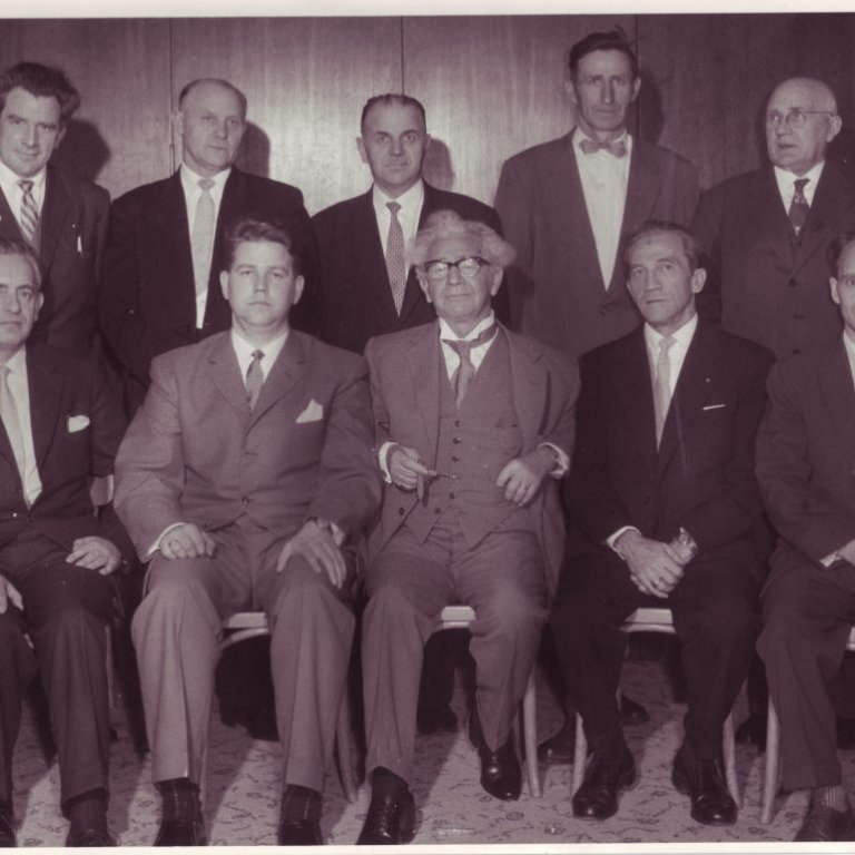 Fyrsti listi Sjálfstæðisflokksins í Reykjaneskjördæmi 1959. Aftari röð frá vinstri: Axel Jónsson, Karvel Ögmundsarson, Stefán Jónsson, Einar Halldórsson á Setbergi, Guðmundur Guðmundsson Fremri röð frá vinstri: Sveinn Einarsson, Matthías A. Mathiesen, Ólafur Thors, Alfreð Gíslason, sr. Bjarni Sigurðsson á Mosfelli.