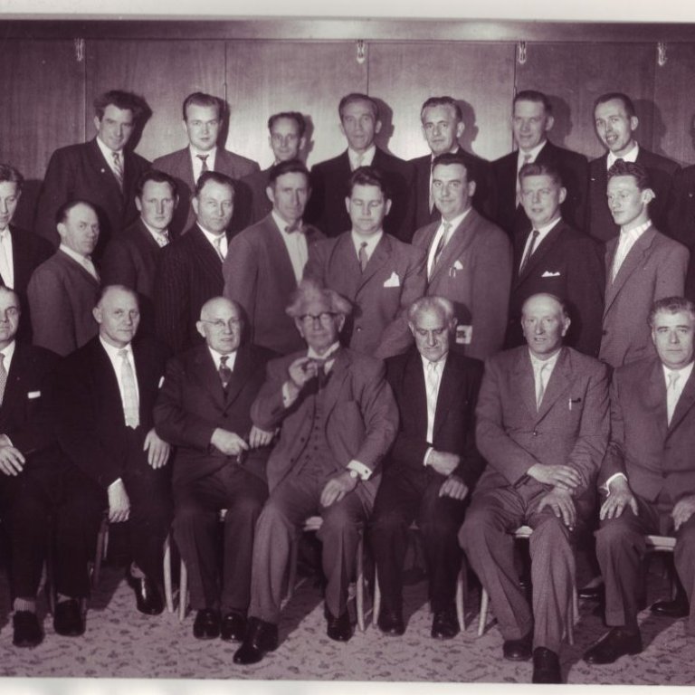 Kjördæmisráð Sjálfstæðisflokksins í Gullbringu- og Kjósarsýslu Aftasta röð frá vinstri: Axel Jónsson, Árni Grétar Finnsson, sr. Bjarni Sigurðsson á Mosfelli, Alfreð Gíslason, Sveinn Einarsson, óþekktur, Sigurjón Pétursson, óþekktur. Miðröð frá vinstri: Ólafur, óþekktur frá Álftanesi, Magnús Jónasson frá Stardal, óþekktur útgerðarmaður úr Vogum, Einar Halldórsson á Setbergi, Matthías Á. Mathiesen, Jón Guðmundsson á Reykjum, Ólafur tengdasonur Karvels Ögmundarsonar, tveir óþekktir. Fremsta röð frá vinstri: Stefán Jónsson, Karvel Ögmundarson, Guðmundur Guðmundsson, Ólafur Thors, Björn Finnbogason kaupmaður í Garði, Oddur Andrésson á Hálsi, og óþekktur yst til hægri.