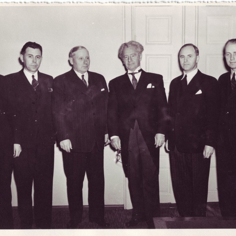 Nýsköpunarstjórnin. Frá vinstri: Brynjólfur Bjarnason, Emil Jónsson, Pétur Magnússon, Ólafur Thors, Finnur Jónsson og Áki Jakobsson.