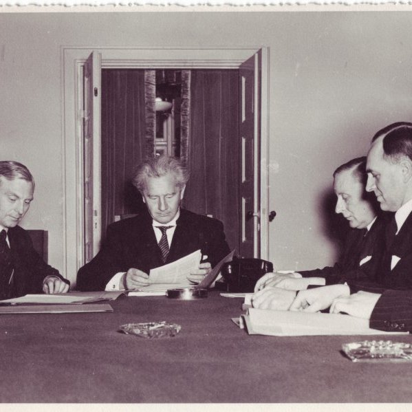 Nýsköpunarstjórnin. Frá vinstri:  Emil Jónsson, Brynjólfur Bjarnason, Ólafur Thors, Pétur Magnússon Finnur Jónsson og Áki Jakobsson.