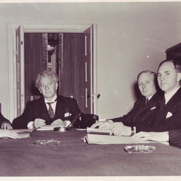 Nýsköpunarstjórnin. Frá vinstri: Emil Jónsson, Brynjólfur Bjarnason, Ólafur Thors, Pétur Magnússon Finnur Jónsson og Áki Jakobsson.