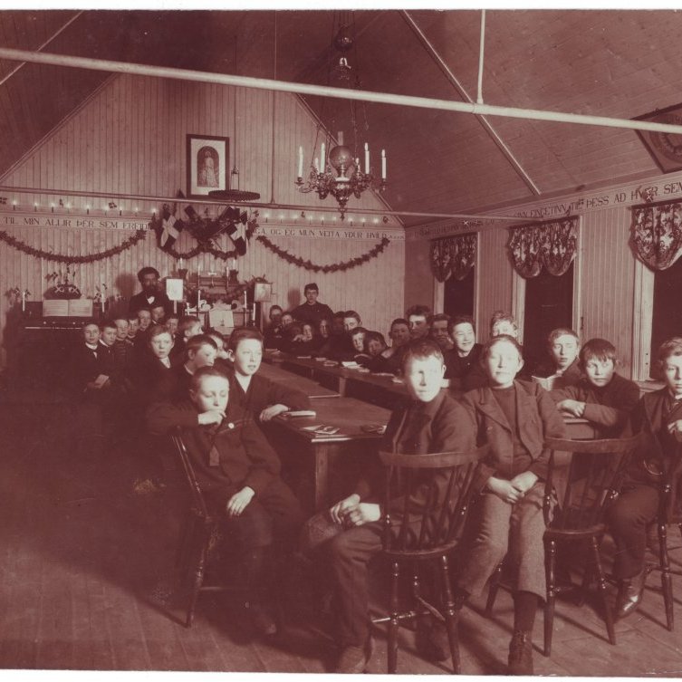 Reykjavíkurdrengir í sal KFUM í Melsteðshúsi um 1904, Ólafur Thors minnstur allra fyrir miðjum hópnum til hægri, sr. Friðrik aftast til vinstri. Ljósm Safn sr. Friðriks Friðrikssonar.