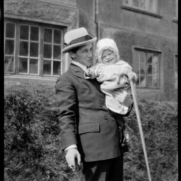 Um 1920. Kjartan Thors og Hrafnhildur Thors dóttir hans við Grundarstíg 24.