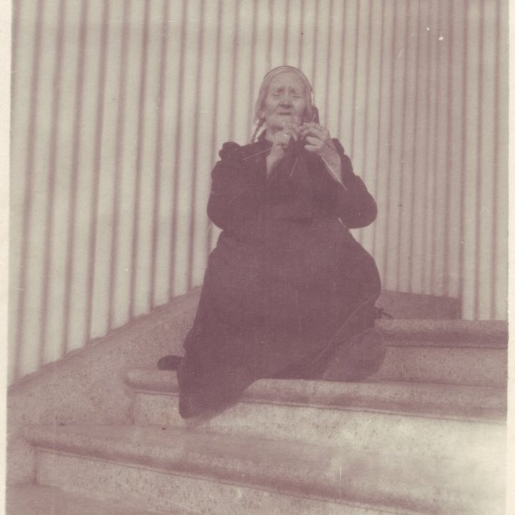 Um 1910. Steinnunn Jónsdóttir tengdamóðir Thors Jensens prjónar blind á tröppum Fríkirkjuvegar 11.