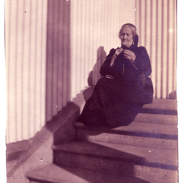 Um 1910. Steinnunn Jónsdóttir tengdamóðir Thors Jensens prjónar blind á tröppum Fríkirkjuvegar 11.