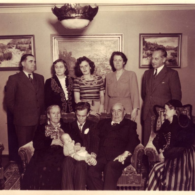 Um 1944. Fjölskylduboð á Lágafelli hjá Margréti og Thor  Jensen . Aftari röð frá v. Valtýr Stefánsson og Kristín Jónsdóttir, Helga Valtýsdóttir, Ágústa Thors, Kjartan Thors. Fremri röð frá v. Margrét Þorbjörg, Björn Kjartansson Thors son sinn  Kjartan, Thor Jensen og systir Valtýs(?).