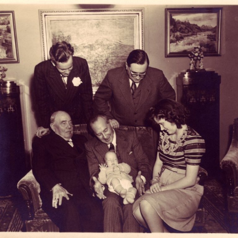 Um 1944. Á Lágafelli hjá Margréti og Thor  Jensen . Aftari röð frá v. Björn Kjartansson Thors og Valtýr Stefánsson, sitjandi frá v. Thor Jensen, Kjartan Thors með sonarson sinn Kjartan, og amman Helga Valtýsdóttir.