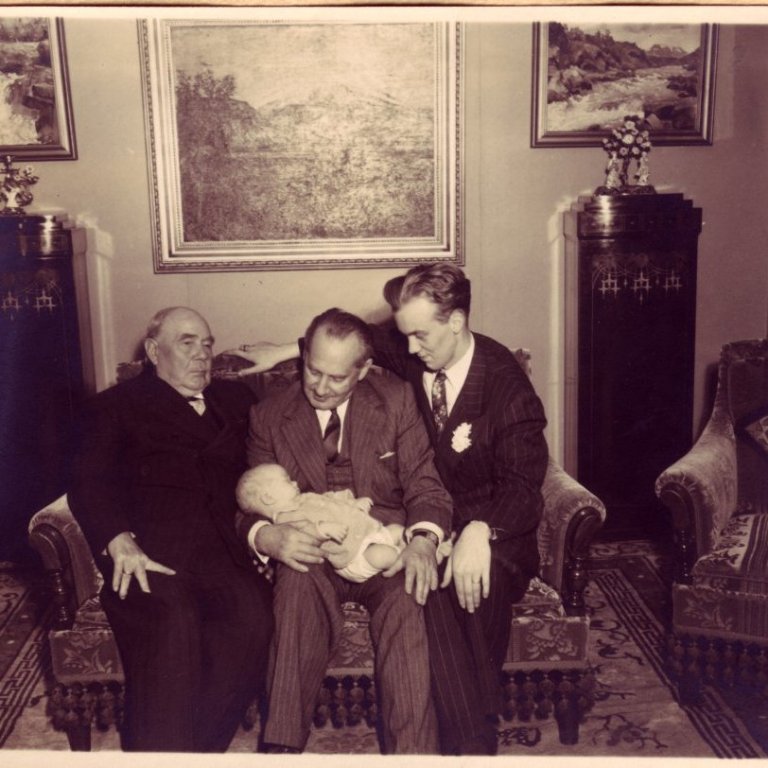 Um 1944. Fjórir ættliðir, frá v. Langafinn Thor Jensen, afinn Kjartan Thors með sonarson sinn Kjartan, og faðirinn Björn Thors.