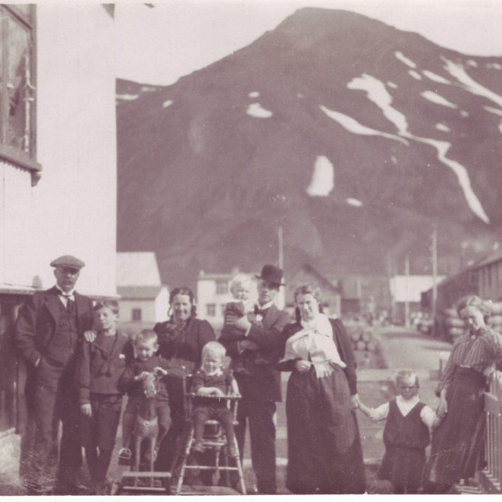 Um 1915 Á Siglufirði. Frá v. Thor Jensen, Thor Thors, Margrét Þorbjörg Jensen, Guðmundur Hallgrímsson læknir  með barn sitt ?,  kona hans Camilla Hallgrímsson, dóttir þeirra, Margrét Þorbjörg dóttir Thors.