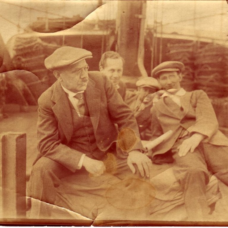 Um 1915 Thor Jensen á skipsfjöl, mögulega Kjartan sonur hans á bak við hann.