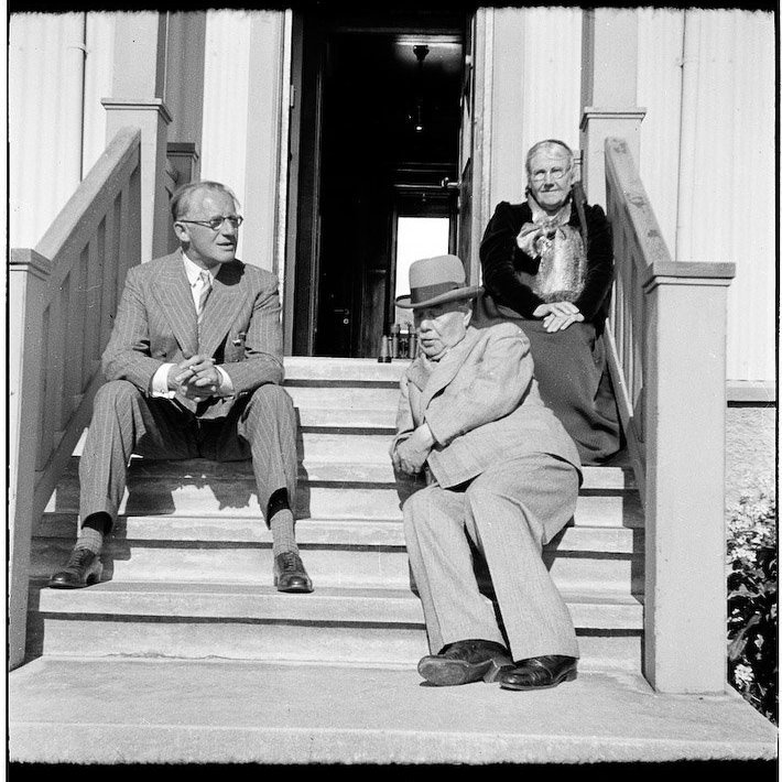 Um 1944 Á tröppum Lágafells, Richard Thors, Margrét Þorbjörg og Thor Jensen.