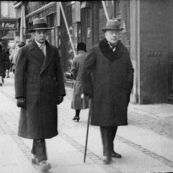 >Eftir 1930 Feðgarnir Lorenz og Thor Jensen á gangi í Kaupmannahöfn.