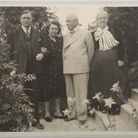 Um 1943 Guðmundur Vilhjálmsson og Kristín Vilhjálmsson í garðinum við Bergstaðastræti ásamt  Thor Jensen og Margrét Þorbjörgu.