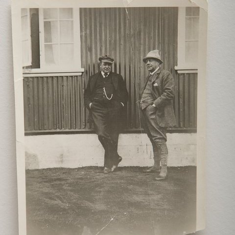Um 1922 Thor Jensen mögulega með Eggert Claessen með vasaúr við Haffjarðará.