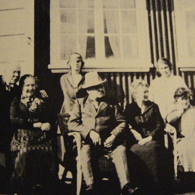 Um 1930? Thor Jensen og Margrét Þorbjörg, Sæmundur Halldórsson í Stykkishólmi og frú hans  ásamt dóttur sinni, standandi eru  systurnar Margrét og Kristín.