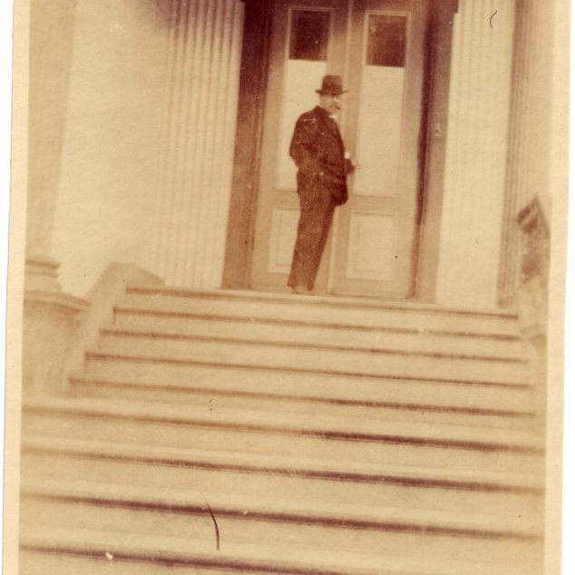 Um 1909 Thor Jensen við dyrnar á Fríkirkjuvegi 11.