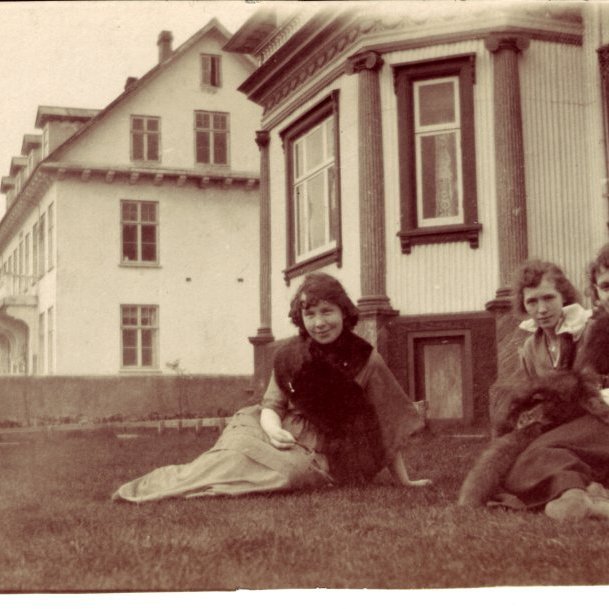 Um 1918 Kristjana, Margrét og Kristín Jensen fyrir fram an Fríkirkjuveg 11.