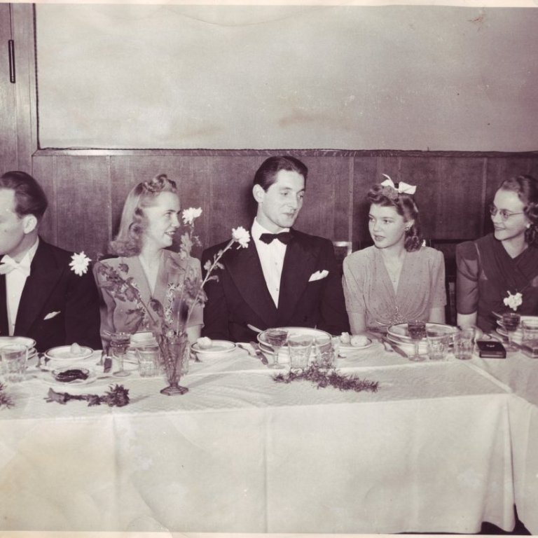 Áttræðisafmæli Thors Jensens haldið í Oddfellowhúsinu 3. desember 1943. Frá v Thor Hallgrímsson, Stefanía Thors,Richard Thors yngri,  Þórunn Guðmundsdóttir (kona Ólafs Hallgrímsson), Margrét Louise Thors.