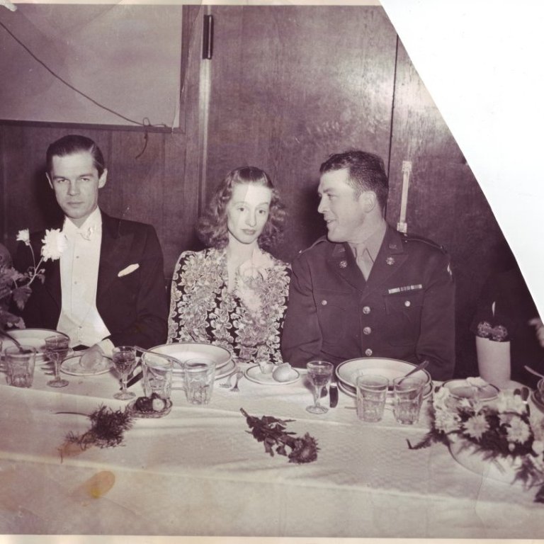 Áttræðisafmæli Thors Jensens haldið í Oddfellowhúsinu 3. desember 1943. Frá v Margrét Johnson, Pétur Johnson, Eugenia (Sinna) Bergin og Samuel Adams Bergin.