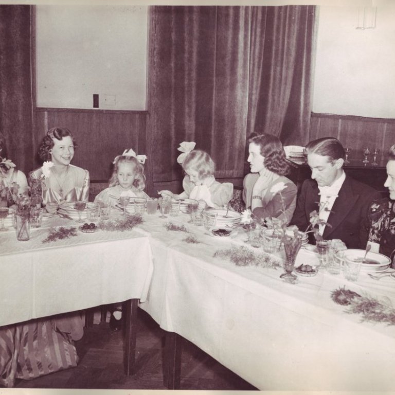 Áttræðisafmæli Thors Jensens haldið í Oddfellowhúsinu 3. desember 1943. Frá v Ingibjörg Thors, Hrafnhildur Kjartansdóttir Thors, Margrét Þorbjörg Hilmarsdóttir Thors, Borghildur Hilmarsdóttir Thors, Ása og Sigurður Hafstein, Margrét Hauksdóttir Thors.