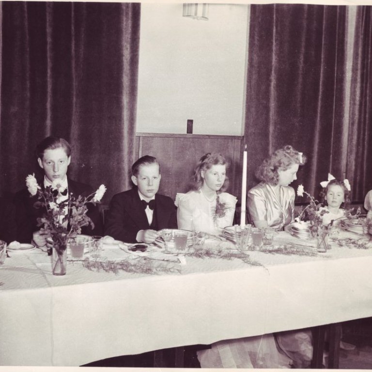 Áttræðisafmæli Thors Jensens haldið í Oddfellowhúsinu 3. desember 1943. Frá v Guðmundur Willian  Vilhjálmsson, Thor Vilhjálmsson, Hallgrímur Vilhjálmsson, Margrét Vilhjálmsson og Helga Vilhjálmsson, Guðrún Pétursdóttir Johnson og óþekkt lítil stúlka.