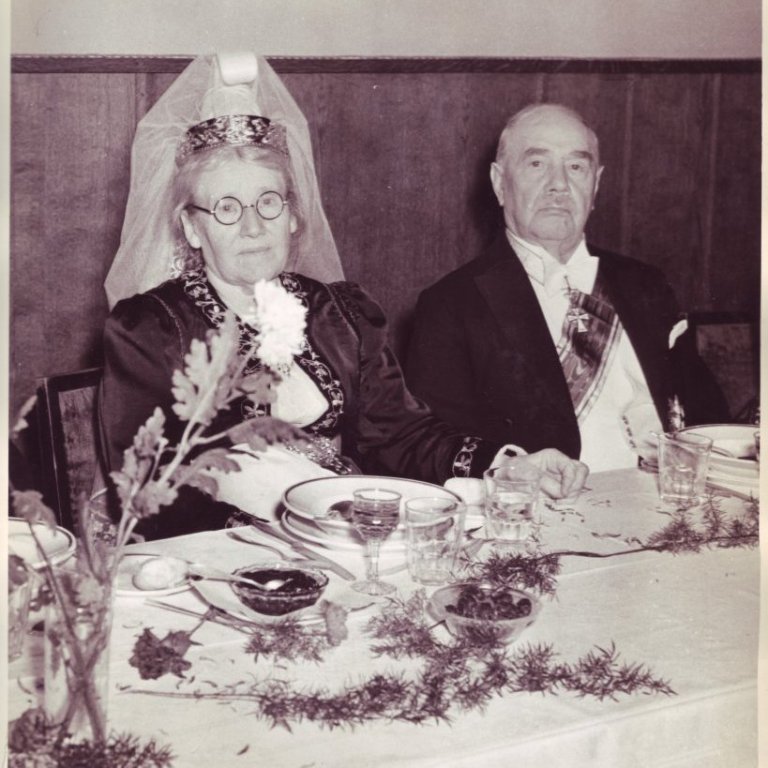 Áttræðisafmæli Thors Jensens haldið í Oddfellowhúsinu 3. desember 1943. Margrét Þorbjörg Kristjánsdóttir og afmælisbarnið Thor Jensen.