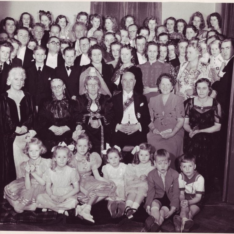 Áttræðisafmæli Thors Jensens 3. desember 1943 haldið í Oddfellowhúsinu, Thor Jensen og Margrét Þorbjörg  með börnum, tengdabörnum og barnabörnum og fleira venslafólki.