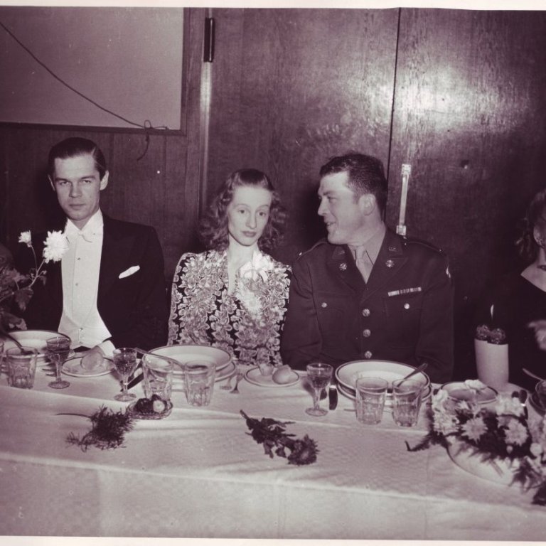 Áttræðisafmæli Thors Jensens haldið í Oddfellowhúsinu 3. desember 1943. Frá v  Margrét Johnson, Pétur Johnson, Eugenia (Sinna) Bergin og Samuel Adams og ? Ólafía Guðlaug Jónsdóttir?  kona Thors Hallgrímsson.