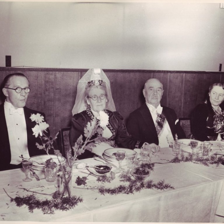 Áttræðisafmæli Thors Jensens haldið í Oddfellowhúsinu 3. desember 1943. Frá v Richard Thors, Margrét Þorbjörg, Thor Jensen, Camilla Hallgrímsson, Ingólfur Gíslason læknir í Borgarnesi (tengdafaðir Thors Thors).